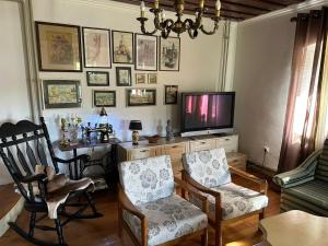TV a/nebo společenská místnost v ubytování Household Jakic