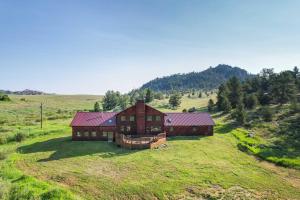 una vista aerea di un fienile in un campo di Remote WY Ranch with 170 Acres and Views Galore! a Glenrock
