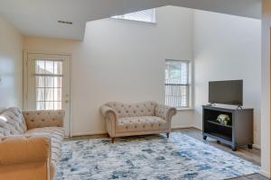 ein Wohnzimmer mit 2 Sofas und einem TV in der Unterkunft Owings Mills Townhouse 8 Mi to Liberty Reservoir! in Owings Mills