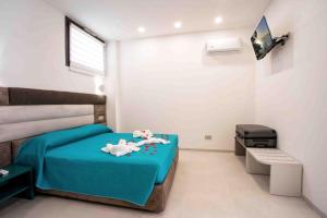una camera con letto blu e TV di OSprittHouse ad Agerola