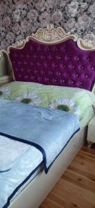 fioletowe i białe łóżko z fioletowym zagłówkiem w obiekcie My sweet home in Qara Qarayev w mieście Baku