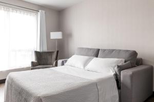 Letto o letti in una camera di Four Points by Sheraton Lévis Convention Centre