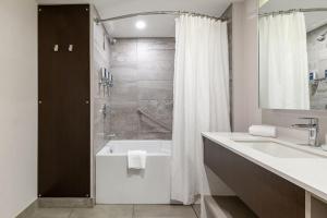 Bagno di Four Points by Sheraton Lévis Convention Centre