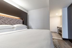 Letto o letti in una camera di Four Points by Sheraton Lévis Convention Centre