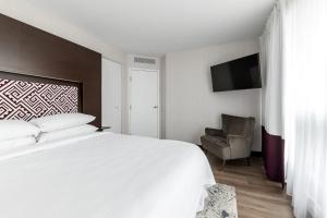 Letto o letti in una camera di Four Points by Sheraton Lévis Convention Centre
