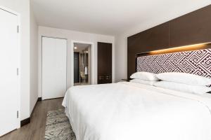 Letto o letti in una camera di Four Points by Sheraton Lévis Convention Centre