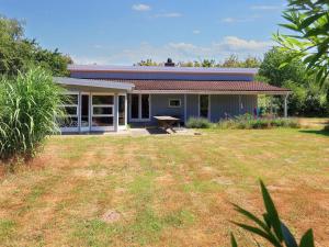 een klein huis met een tuin ervoor bij 10 person holiday home in Dannemare-By Traum in Dannemare