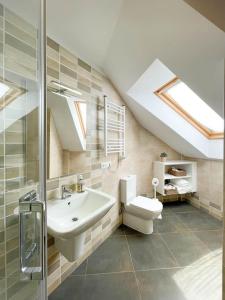 a bathroom with a sink and a toilet at Apto Solpor, terraza y parking in Cambados +22 photos