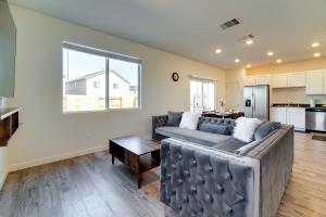uma sala de estar com um sofá e uma cozinha em Modern Reno Vacation Home Easy Access to Nature em Reno