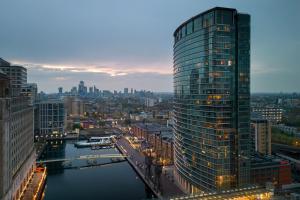 vistas a una ciudad con un edificio alto en Marriott Executive Apartments London, Canary Wharf, en Londres