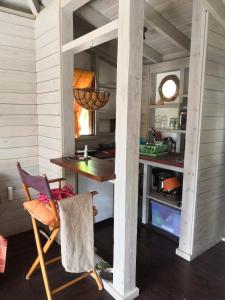 cocina con mesa y silla en una habitación en Rotten Hill Retreat Cottages, en English Harbour Town