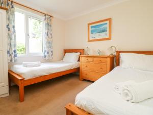 ein Schlafzimmer mit zwei Betten und einem Fenster in der Unterkunft Tre Pol Pen in Falmouth + 29 Fotos