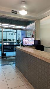 a lobby with a counter with a computer on it at FLAT frente Mar Green Diamond in Vila Velha +74 photos