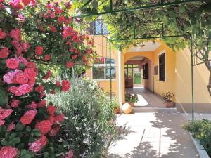 a garden with roses on the side of a building at Apartment Perić in Zadar