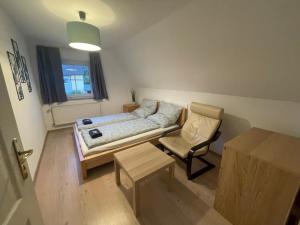 a living room with a couch and a chair at Familien Ferienhaus in Memmingen 3 Zimmer mit 2 Bädern in Memmingen