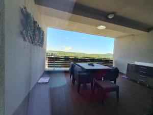 Fabulous Panorama Silver Mountain Apartments tesisinde bir balkon veya teras