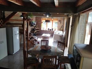 une cuisine et une salle à manger avec une table et des chaises dans l'établissement Casa amplia y luminosa, à San Carlos de Bariloche 7 autres photos