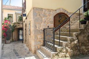 eine Gasse mit Treppen und einem Tor in einem Steingebäude in der Unterkunft Apartman Stefani in Krk