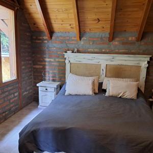 une chambre avec un grand lit dans une pièce en bois dans l'établissement Casa amplia y luminosa, à San Carlos de Bariloche