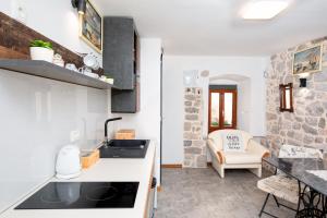 uma cozinha com um lavatório e uma bancada em Apartman Stefani em Krk