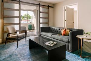 un soggiorno con divano e tavolo di Sonder Georgetown C&O a Washington