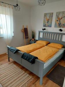 Ruralna kuća za odmor Julijana في Štrigova: سرير كبير في غرفة نوم مع