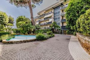 สระว่ายน้ำที่อยู่ใกล้ ๆ หรือใน Luxury apartment front of Cavalieri Hilton Hotel
