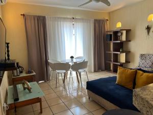 a living room with a couch and a table at CENTRO, CERCA ToDo in Cancún