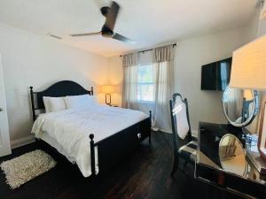 a bedroom with a bed and a ceiling fan at Luxury - Pet Friendly, Farmhouse Bungalow DT Tampa in Tampa