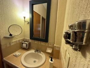 uma casa de banho com um lavatório e um espelho em CENTRO, CERCA ToDo em Cancún