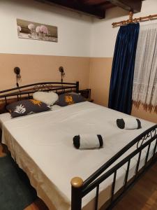 una camera da letto con un letto grande con due cuscini sopra di Juliana House a Križanče