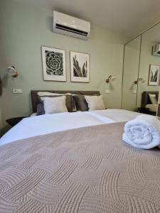 sypialnia z dużym łóżkiem z ręcznikiem w obiekcie Verena's Place Old Town w mieście Zadar
