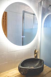 La salle de bains est pourvue d'une baignoire noire devant un miroir. dans l'établissement La casa sul Monviso, à Montoso