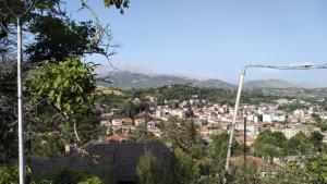 vistas a una ciudad con montañas en el fondo en Belvedere en Tagliacozzo