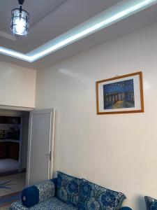 - un salon avec un canapé et une photo sur le mur dans l'établissement Panorama guest house, à Sidi Ifni