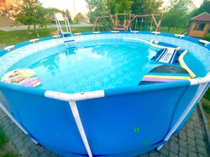 uma grande piscina com um barco em R&S Domki em Darłowo