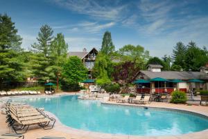 une grande piscine avec des chaises et un complexe dans l'établissement Marriott's Willow Ridge Lodge, à Branson