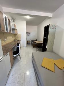 a room with a bed and a kitchen and a table at Best aparts in Leskovac