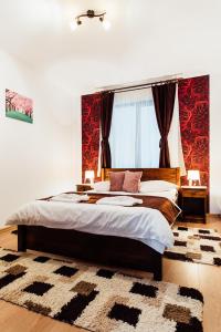 a bedroom with a large bed and a window at Guesthouse Viktoria Pensiune in Praid