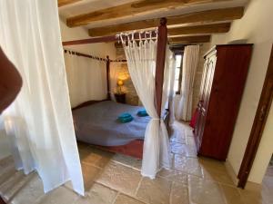 un dormitorio con una cama con mosquitera en DomaineRossignol Lavande, en Gourdon-en-quercy