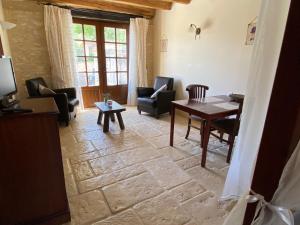 sala de estar con mesa y sillas en Lavande, en Gourdon-en-quercy