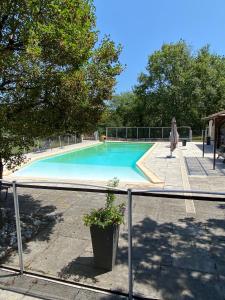 una piscina detrás de una valla de metal en Lavande, en Gourdon-en-quercy