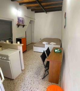 a room with a bed and a desk and a television at Civico 53 in Siracusa