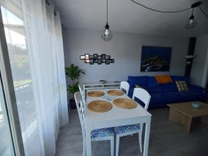 ein Wohnzimmer mit einem weißen Tisch und Stühlen in der Unterkunft Amalur EBI 741 URDAIBAI in Axpe de Busturia