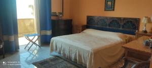 una camera con letto, tavolo e finestra di Casa vacanze nel cuore della sicilia a Santa Caterina Villarmosa