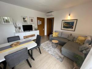 Apartmani Anica في ريسيكا: غرفة معيشة مع أريكة وطاولة