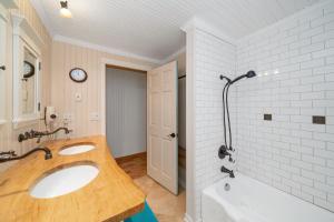 Ένα μπάνιο στο Blue Heaven MCA#812 +25 φωτογραφίες