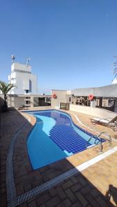 uma grande piscina no topo de um prédio em Saint Lawrence Flat - 101 em São Paulo