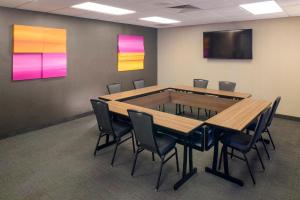 una sala de conferencias con mesa y sillas en Residence Inn Columbia Northeast/Fort Jackson Area, en Columbia