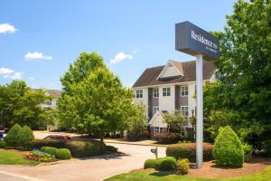 ein Hotelschild vor einem Gebäude in der Unterkunft Residence Inn Columbia Northeast/Fort Jackson Area in Columbia